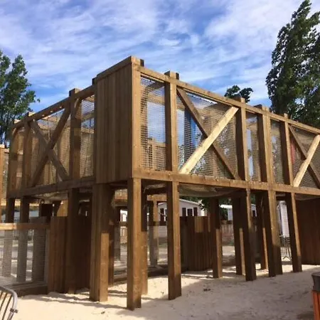 Kamp alanı 4* : Mobil Premium 33 M² A 200m De La Et Centre